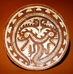 Teller, der Zwillingskrokodilköpfe auf einem gewundenen Schlangenkörper darstellt, Spät-Cocle-Stil